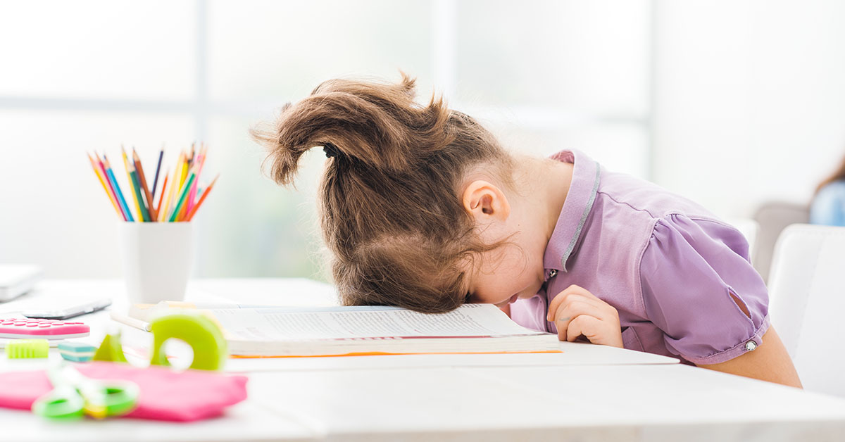 Lat student jente hjemme, hun hviler med ansiktet ned på skoleboken, utdanning og barndomskonsept; blogg: 20 Kjedsomhet Kurer For Barn